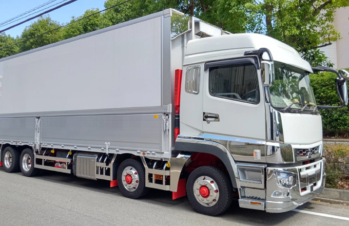 [写真]トラックをはじめ、豊富な種類の車輌を販売