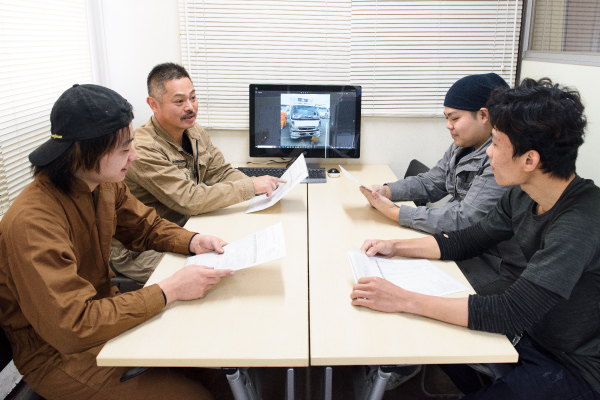 [写真]全員参加の技術研修・人材育成